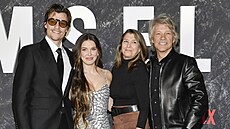 Jon Bon Jovi s manelkou Dorotheou, synem Jakem a jeho snoubenkou Millie Bobby...