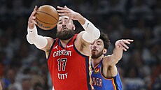 Jonas Valanciunas (vlevo) z New Orleans brán�ný  Chetem Holmgrenem z Oklahoma...