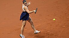 Ukrajinská tenistka Marta Kosuková v zápase s Markétou Vondrouovou v...