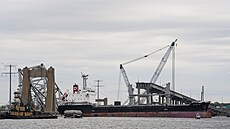 Nov oteveným plavebním kanálem v Baltimoru proplula první lo. (25. dubna...