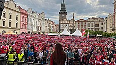 Adéla Krátká zpívá eskou státní hymnu ped zaátkem utkání.