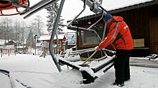 Snhu bývá v zimách pomálu, take se ski areály stále více spoléhají na zasnování. Ale ani to asto nepomáhá.