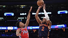 Miles McBride (2) z New York Knicks stílí na ko Philadelphia 76ers, brání ho...