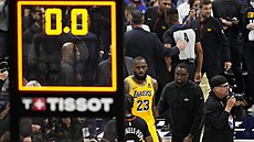 LeBron James (23) z Los Angeles Lakers reaguje na druhou poráku v hale Denver...