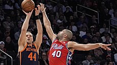 Bojan Bogdanovi (44) z New York Knicks stílí na ko Philadelphia 76ers pes...