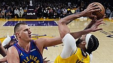 Nikola Joki (15) z Denver Nuggets atakuje Anthonyho Davise (3) z LA Lakers.