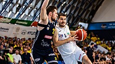 Matej Majer�ák (v bílém) z Ostravy se tla�í kolem Radovana Kou�ila z Opavy.