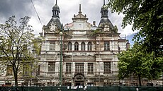 Kolem budovy bývalého nádraí Vyehrad je postaveno leení bránicí rozpadu...