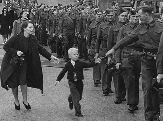 Pokej na m, tati! Kanadský voják Jack Bernard se louí se svým synem. (1....
