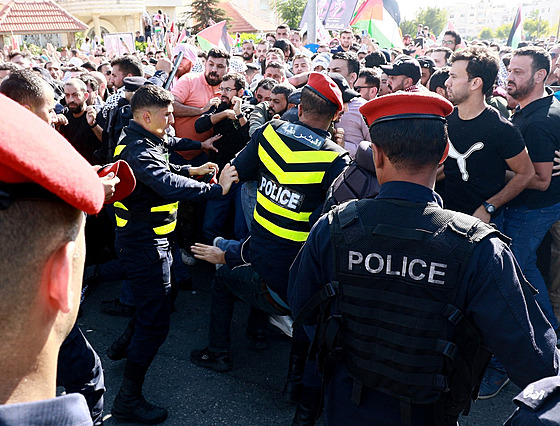 Policie zasahuje proti propalestinským demonstrantm ped izraelskou ambasádou...