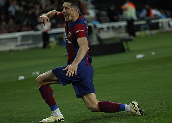 Robert Lewandowski z Barcelony se raduje v ligovém duelu proti Valencii.