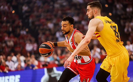 Tomá� Satoranský z Barcelony (vpravo) brání   Nigela Williamse-Gosse z...