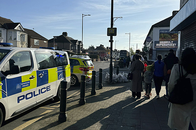 V Londýně útočil muž s mečem, napadl kolemjdoucí a policisty