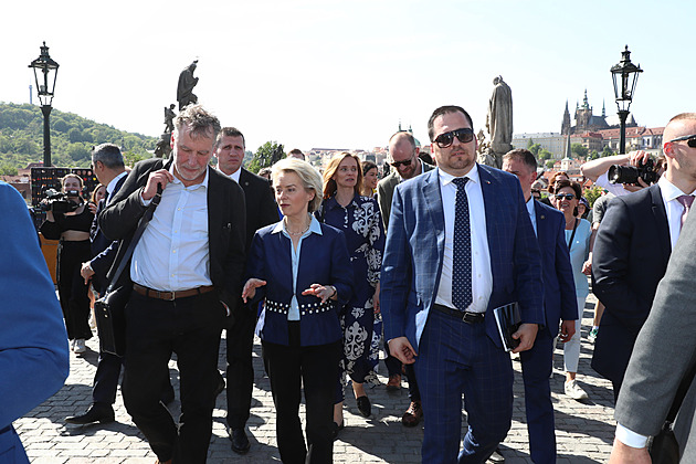 Von der Leyenová s kampaní navštívila Prahu, na Národní třídě čepovala pivo