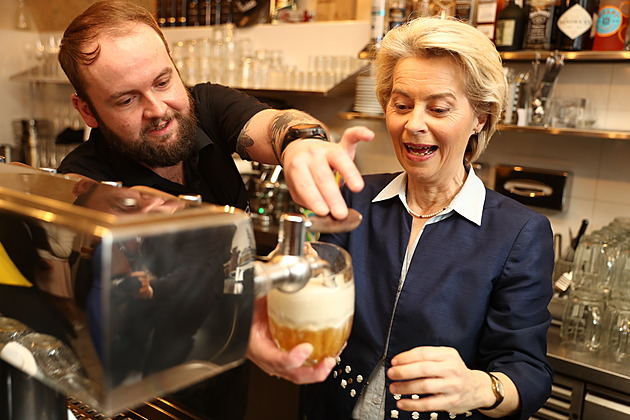 Von der Leyenová s kampaní navštívila Prahu, na Národní třídě si natočila pivo