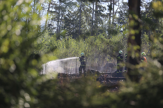 Na Pelhřimovsku hořelo dvanáct hektarů lesa, ze vzduchu shazoval vodu vrtulník