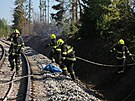 Hasii pi likvidaci rozlehlho poru lesa po obou stranch eleznice mezi...