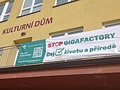 Transparent umístný na kulturním dom v Dolní Lutyni na Karvinsku. (30. dubna...