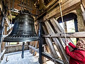 V opravené zvonici Kolowratského zámku v Rychnov nad Knnou je tvrtý...