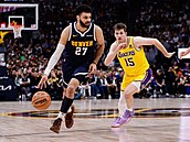 Jamal Murray (27) z Denver Nuggets útoí na ko Los Angeles Lakers, stíhá ho...
