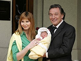 Zp�vák Karel Gott si odvezl dom� z Ústavu pro pé�i o matku a dít� v pra�ském...