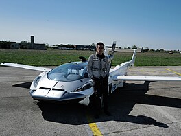 AirCar tvrdí muziku. Prvním VIP pasaérem v kokpitu slovenského létajícího auta...