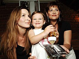 Ivana Gottová, její dcera Charlotte Ella a Ilona Csáková na k�tu CD. (2008)