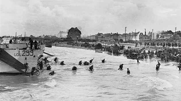 Kanadt vojci na pli Juno u vesnice Bernières-sur-Mer (6. ervna 1944)