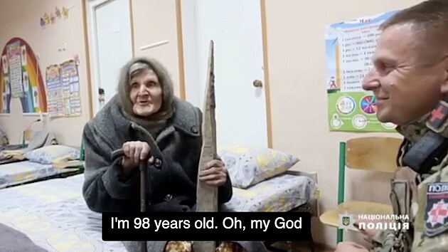 98let Lidia Stepanivna na tku ze svho domova v Oeretyne v Donck oblasti urazila deset kilometr pod palbou ruskch sil. (1. dubna 2024)