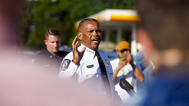 f mstn policie Johnny Jennings mluv s mdii po pestelce v Severn Karoln, kde zemeli ti policist. (30. dubna 2024)