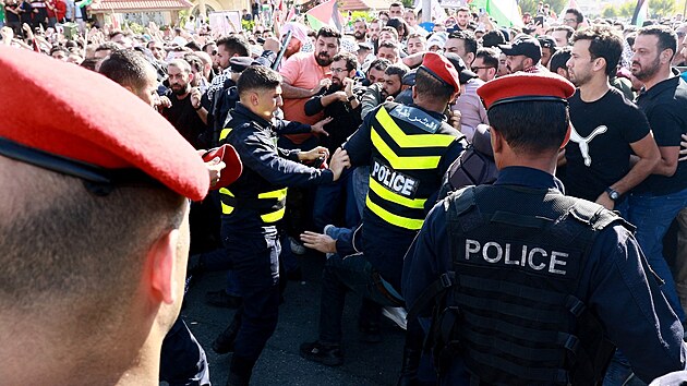 Policie zasahuje proti propalestinskm demonstrantm ped izraelskou ambasdou v Ammnu. (18. jna 2023)
