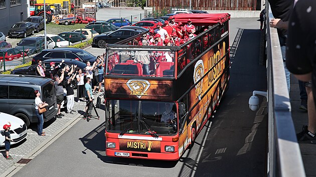 Spanil jzda tineckch hokejovch mistr mstem ve speciln upravenm a vyzdobenm autobusu. (30. dubna 2024)