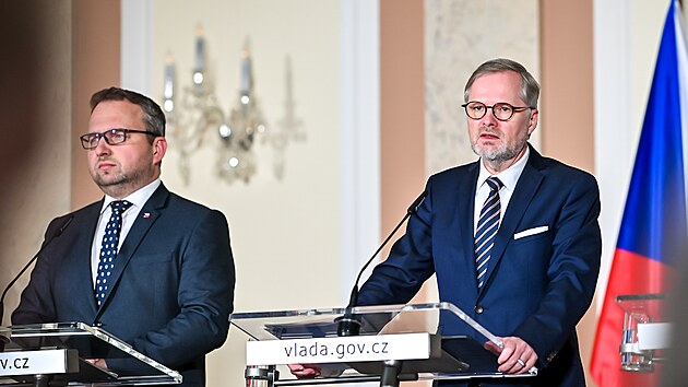Premir Petr Fiala a ministr prce a socilnch vc Marian Jureka po jednn vldy 30. dubna 2024, na nm kabinet schvlil nvrh dchodov reformy.