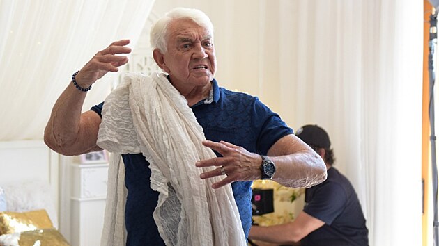 V ervnu m do eskch kin vstoupit romantick komedie Lska na zakzku. Hraje v n tak Ji Krampol.
