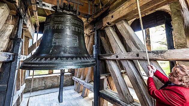 V opraven zvonici Kolowratskho zmku v Rychnov nad Knnou je tvrt nejvt zvon v echch Krytof, zvon na nj kastelnka zmku Zdeka Dokoupilov.