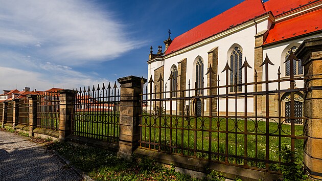 Dvj plot u kostela Nejsvtj Trojice u rychnovskho zmku zdemolovaly ped tymi lety padajc stromy, majitel podili nov plot. (23. dubna 2024)
