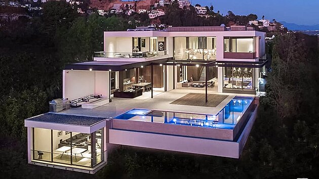 Fiskerovy ztrty a nlezy. Henrik Fisker, generln editel automobilov znaky Fisker Inc., ve snaze odvrtit bankrot sv firmy prodv svj dm v Hollywood Hills za 35 milion dolar. V dubnu se akcie jeho problmov automobilky prodvaly nco pes 5 cent na akcii, co vede k trn kapitalizaci firmy ve vi pouhch 26,8 milionu dolar. Akcie tedy klesly o vce ne 96 procent, co vedlo ke staen spolenosti z burzy v New Yorku. Oproti tomu hodnota jeho domu v poslednch letech vzrostla. V roce 2021 za nj zaplatil 21,8 milionu dolar. Pokud tedy dostane poadovanou cenu, hodnota se za posledn ti roky zv o 61 procent. Kdy se opakovan ukzalo, e vyrbt a prodvat auta nen jeho parketa, neml by se Fisker radi stt realitnm maklem?