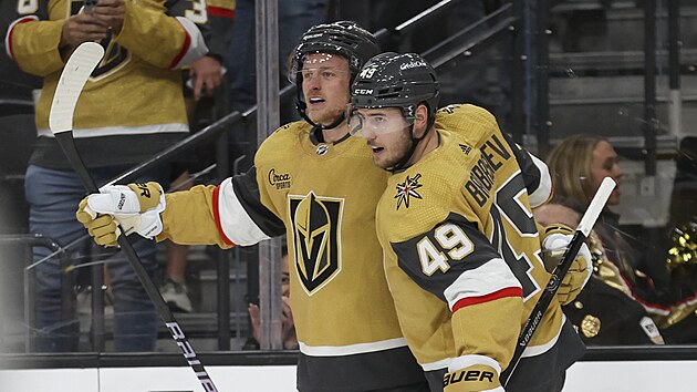 Jack Eichel (9) a Ivan Barbaov (49) slav gl Vegas Golden Knights.