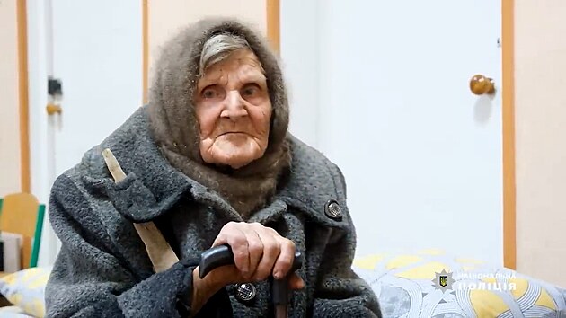 97let Ukrajinka sama pela bojit. Ne ji nali vojci, ula 10 kilometr