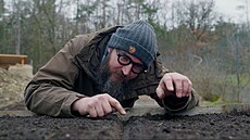 Kdy� se �ádky trochu zhutní, budou semena lépe klí�it.