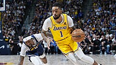 D'Angelo Russell z Los Angeles Lakers obchází Kentaviouse Caldwella-Popea z...