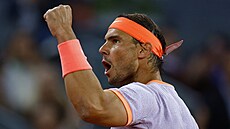�pan�lský tenista Rafael Nadal se hecuje v osmifinále turnaje v Madridu.