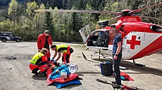 Zranného turistu museli hortí záchranái odnést k vrtulníku zhruba kilometr...