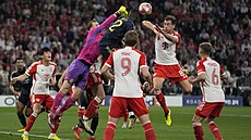 Branká� Bayernu Manuel Neuer boxuje mí� v utkání s Realem Madrid.