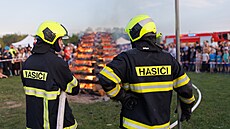 V pra�ské Ladronce u pálení �arod�jnic asistovali hasi�i. (30. dubna 2024)