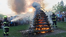 V praské Ladronce u pálení arodjnic asistovali hasii. (30. dubna 2024)