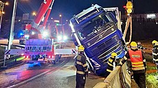 Kamion narazil do betonových svodidel na Rozvadovské spojce (30. 4. 2024)