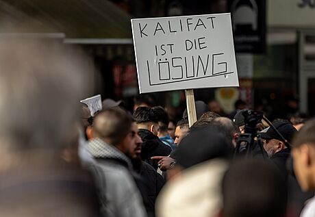 Úastníci islamistického protestu drí ceduli se sloganem Chalífát je eení...