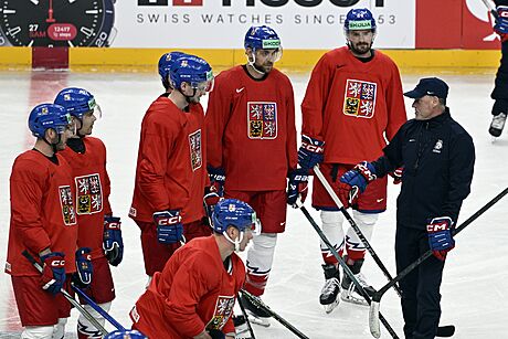 Trenér Radim Rulík dává pokyny hrám na tréninku eské hokejové reprezentace.