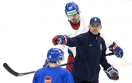 Asistent Tomá Plekanec dává pokyny na tréninku hokejové reprezentace.